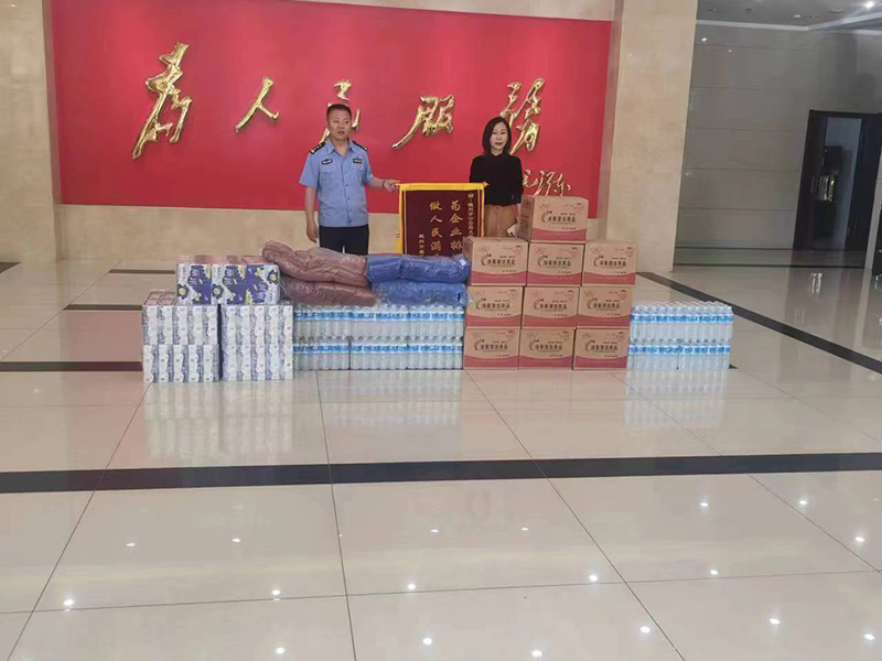 警企共建情誼深，鑫華物流慰問(wèn)交警支隊(duì),并捐贈(zèng)物資